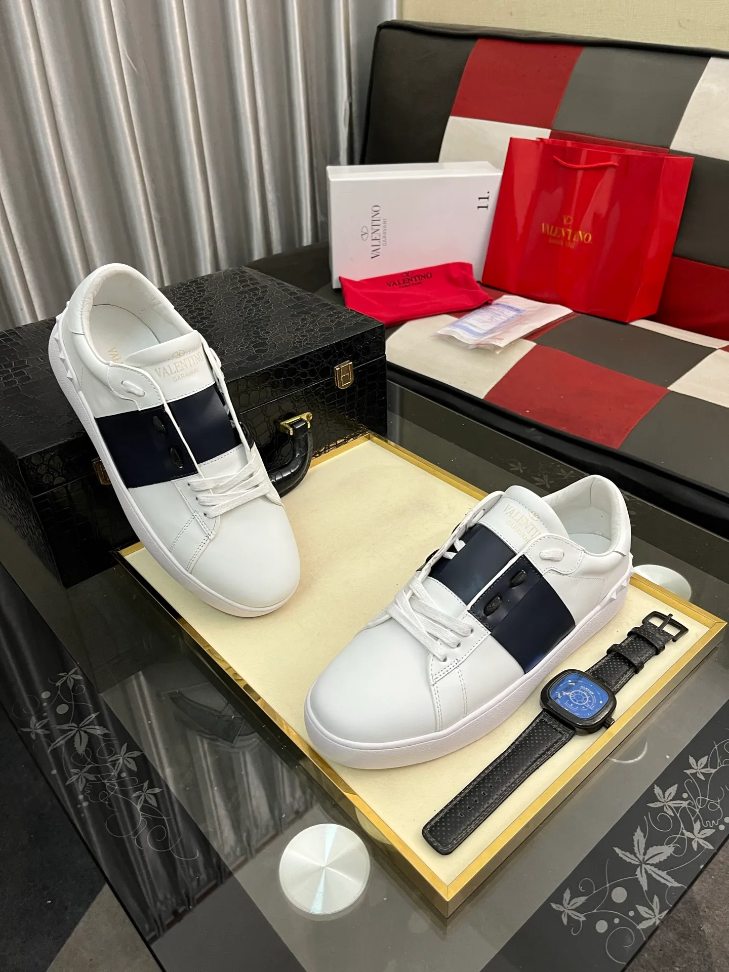 Men's shoes💰420⌚️⌚️Valentino white shoes⚡️Original replicas are coming👉Many pictures of the feet of Internet celebrities🔥Authentic Hong Kong purchased for HKD 5,500⚠️All parts are genuine molds, refuse to look at pictures to make goods👊The upper is made of top-grained cowhide➕3D printed. Water-dyed cow lining inside + cowhide feet, code number: 38-44